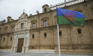 27/07/2022. La bandera ondea en la fachada principal del Parlamento durante el izado de la bandera gitana en el Parlamento andaluz, a 22 de noviembre de 2021..