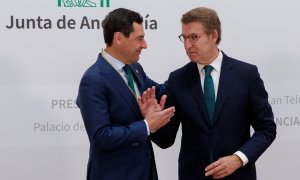 23/07/2022.- El presidente de la Junta de Andalucía, Juanma Moreno, y el presidente del PP, Alberto Nuñez Feijoo, conversando hoy sábado tras jurar el cargo para un nuevo mandato en un acto que se ha desarrollado ante la fachada del Palacio de San Telmo d