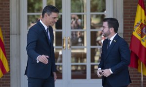 El presidente del Gobierno, Pedro Sánchez (i), y el de la Generalitat, Pere Aragonés, a su llegada a una reunión, en La Moncloa, a 15 de julio de 2022, en Madrid.