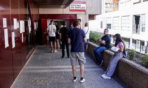 Varias personas esperan para entrar en la oficina de desempleo de Azca, a 4 de julio de 2022, en Madrid (España).