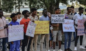 01/07/2022-Varias personas durante una manifestación en Ceuta por los sucesos ocurridos a decenas de migrantes en Melilla el pasado 24 de junio, a 1 de julio de 2022, en Ceuta