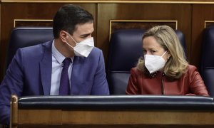 El presidente del Gobierno, Pedro Sánchez, y la vicepresidenta primera del Gobierno y ministra de Asuntos Económicos y Transformación Digital, Nadia Calviño, conversan en una sesión plenaria, en el Congreso de los Diputados, a 6 de abril de 2022, en Madri