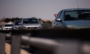 Varios vehículos durante un control de la Guardia Civil en la autovía A-5, en la primera operación salida del verano de 2022