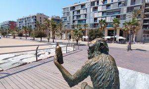 El passeig de Badalona amb l'escultura dedicada a la popular figura d'anís del Mono.