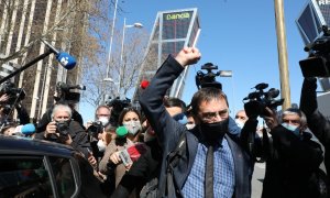 (15/3/21) El cofundador de Podemos Juan Carlos Monedero levanta el brazo a su salida de los Juzgados de Plaza de Castilla tras declarar en el caso ‘Neurona’, a 15 de marzo de 2021 (Archivo).