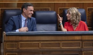 El presidente del Gobierno, Pedro Sánchez, y la vicepresidenta segunda y ministra de Trabajo y Economía Social, Yolanda Díaz, en una sesión del pleno del Congreso de los Diputados. E.P./Alberto Ortega