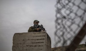 01/08/2022 Un soldado israelí armado hace guardia en su puesto después de que se desplegaran soldados israelíes para evitar que los trabajadores palestinos cruzaran ilegalmente a Israel.