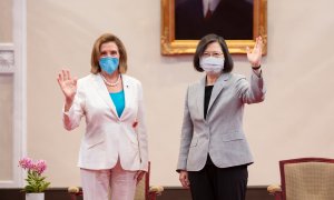 03/08/2022 La presidenta de la Cámara de Representantes de EE. UU., Nancy Pelosi (izq.), y la presidenta de Taiwán, Tsai Ing-wen (dcha.), a 3 de agosto de 2022, en Taiwán.