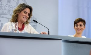 La vicepresidenta tercera y ministra para la Transición Ecológica y el Reto Demográfico, Teresa Ribera (i), y la ministra Portavoz, Isabel Rodríguez (d), en una rueda posterior al Consejo de Ministros.