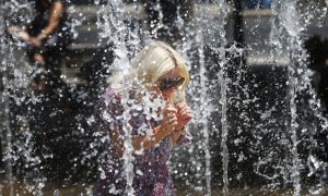 05/08/2022 Una turista mitiga el calor en los chorros de una fuente de un parque de Alicante. Continúa la alerta sanitaria en País Valencià por temperaturas diurnas extremas y noches por encima de los 25 grados en 59 municipios, a 5 de agosto de 2022.