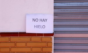 Un cartel en una tienda en la localidad malagueña de Ronda avisa de la falta de hielo.. REUTERS/Jon Nazca