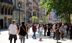 Portal de l'Àngel el primer diumenge d'obertura de comerços grans a Barcelona.