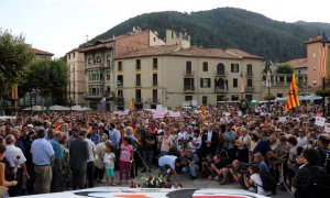 Imatge d'arxiu de ciutadans de Ripoll concentrats a la plaça del monestir després dels atemptats l'agost de 2017.