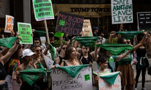 En esta foto de archivo tomada el 9 de julio de 2022, activistas por el derecho al aborto protestan contra el fallo sobre el derecho al aborto de la Corte Suprema, en Nueva York. Cuando la Corte Suprema de los Estados Unidos anuló el derecho nacional al a