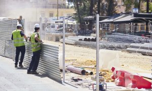 10/08/2022 Dos obreros colocan una pieza metálica del cajón de obra durante las obras de ampliación del metrocentro de San Bernardo a Santa Justa en el barrio de Nervión, a 29 de julio de 2022 en Sevilla