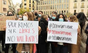 (20/11/2021) Una mujer sostiene una pancarta donde se lee la frase "Queremos ser libres, no valientes", en una manifestación contra la sumisión química, a 20 de noviembre de 2021.