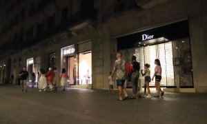 Aparadors amb les llums enceses al Passeig de Gràcia de Barcelona.