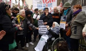 El integrante de varias agrupaciones de memoria histórica Matías Viotti con Nora Cortiñas, titular de Madres de Plaza de Mayo-Línea Fundadora y otros integrantes del movimiento.