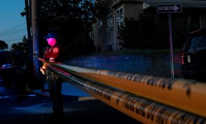 13/08/2022 Un oficial de policía de Nueva Jersey hace guardia cerca del edificio donde vive el agresor de Salman Rushdie, Hadi Matar, en Fairview, a 12 de agosto de 2022.