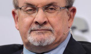 El escritor Salman Rushdie, que fue atacado con cuchillo en una presentación en Nueva York.