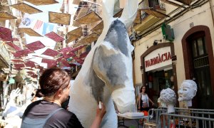 Ambient al carrer Verdi, on es treballa en el guarnit a pocs dies que comenci la Festa Major.