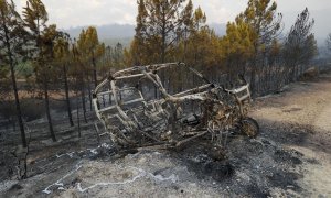 Un bombero ha resultado herido esta madrugada durante las labores de extinción del incendio de Bejís (Castellón), que continúa activo y tiene dos ubicaciones más virulentas, en la zona del Ragudo y en la de Sacañet y Canales.Según informa el Centro de Coo