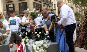 La família del nen australià que va morir en els atemptats del 17-A i altres familiars dipositen els clavells blancs en record de les víctimes, en la commemoració dels cinc anys, al memorial pla de l'Ós de la Rambla.