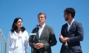 18/08/2022 El presidente del Partido Popular, Alberto Núñez Feijóo (c); la secretaria general del PP gallego, Paula Prado (1i); y el alcalde de la localidad, Luis Oujo (1d); durante su visita a Porto do Son, a 18 de agosto de 2022, en Porto do Son, A Coru