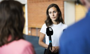 La primera ministra finlandesa Sanna Marin habla con los medios de comunicación.