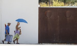 19/08/2022. Bañistas se dirigen a la Playa de la Malvarrosa, a 12 de agosto de 2022, en Valéncia.