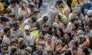 Miles de personas han acudido este sábado en Bilbao. al tradicional lanzamiento del txupin desde el balcón del Teatro Arriaga durante la Aste Nagusia 2022