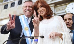 Argentina, Buenos Aires: el nuevo presidente argentino, Alberto Fernández (L), y la nueva vicepresidenta argentina, Cristina Fernández de Kirchner, posan con el signo de la victoria después de prestar juramento en el Congreso de la Nación Argentina.