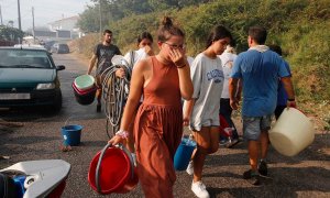 23/08/2022Los vecinos de la parroquia de Meira con cubos de agua para sofocar el fuego, a 22 de agosto, en la parroquia de Meira, en Moaña, Pontevedra, Galicia