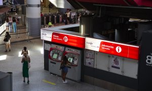 08/08/2022-Una persona en una de las máquinas de venta de billetes en la estación Madrid-Atocha Cercanías, a 8 de agosto de 2022, en Madrid (España). Renfe abre hoy el registro en su web para que los clientes puedan solicitar el abono gratuito, que comenz