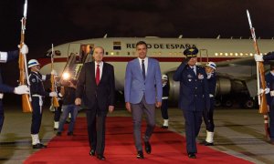 Fotografía cedida por la Cancillería de Colombia del ministro de relaciones exteriores de Colombia, Álvaro Leyva (i), y el jefe del Gobierno español, Pedro Sánchez (c), a su llegada hoy, a Bogotá (Colombia)