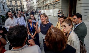 La vicepresidenta y ministra para la Transición Ecológica y el Reto Demográfico, Teresa Ribera, conversa a su llegada a la sesión plenaria, en el Congreso de los Diputados.