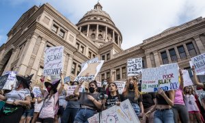 En esta foto de archivo tomada el 2 de octubre de 2021, las manifestantes participan en la Marcha y Manifestación de Mujeres por la Justicia del Aborto en el Capitolio Estatal en Austin, Texas.