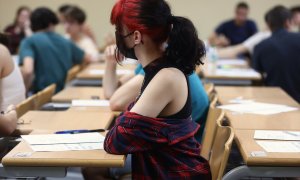 05/07/2022-Una estudiante realiza uno de los exámenes de la EBAU en la Facultad de Matemáticas de la Universidad Complutense de Madrid, a 5 de julio de 2022, en Madrid.