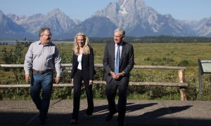 El presidente de la Reserva Federal (Fed) de EEUU, Jerome Powell (d.), con el presidente de la Reserva Federal de Nueva York, John C. Williams (i.), y la vicepresidenta dela Fed, Lael Brainard (c.), enel Parque Nacional de Teton National, antes de partici