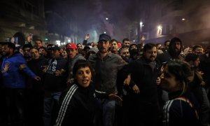 Miles de personas se manifiestan en el domicilio de la vicepresidenta Cristina Fernández mostrando su apoyo hacía la gobernante por su pedido de cárcel, en Buenos Aires (Argentina).