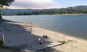 30/8/22 Bañistas en la Praia do Corgo del embalse de As Conchas, en el municipio de Muíños, el pasado jueves.