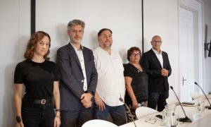 El abogado Andreu Van den Eynde (2i); el presidente de ERC, Oriol Junqueras (c); la exconsejera de la Generalitat Dolors Bassa (2d), y el exconseller Raül Romeva (1d) posan en la presentación de la estrategia de ERC en el TEDH de Estrasburgo, en el Colegi