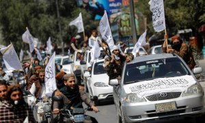 31/08/2022 Miembros talibanes conducen un convoy para celebrar el primer aniversario de la retirada de las tropas estadounidenses de Afganistán, a lo largo de una calle en Kabul, Afganistán, el 31 de agosto de 2022.