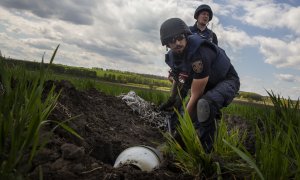 Retirada de fragmentos de una bomba de racimo