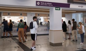 Varias personas hacen cola para adquirir un abono gratuito en la estación de trenes, a 24 de agosto de 2022, en Santiago de Compostela, A Coruña, Galicia, (España).