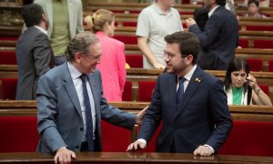 El conseller de Economia, Jaume Giró (i), y el president de la Generalitat, Pere Aragonès (d), conversan al finalizar un pleno en el Parlament de Catalunya. E.P./David Zorrakino