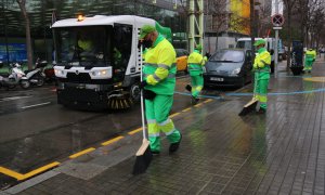 09/03/2022 - Treballadors del servei de neteja al barri del Poblenou de Barcelona.