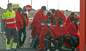 un grupo de personas rescatadas por Salvamento Marítimo cerca de la isla de Lanzarote (Canarias), el 30 de agosto.