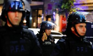 Agentes de la Policía hacen guardia frente a la casa de la vicepresidenta de Argentina, Cristina Fernández de Kirchner, a 1 de septiembre de 2022.