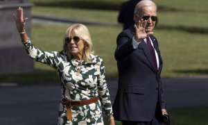 02/09/2022-El presidente estadounidense Joe Biden (derecha) y la primera dama Jill Biden (izquierda) caminan por el jardín sur para salir de la Casa Blanca en el Marine One, en Washington, DC, Estados Unidos, el 2 de septiembre de 2022. El presidente Bide